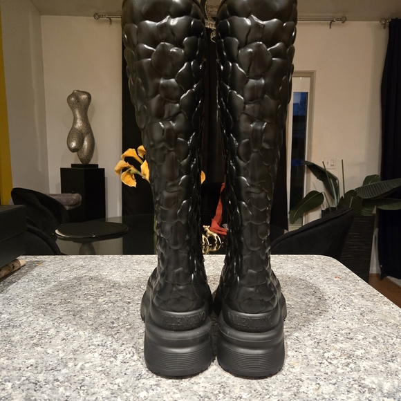 Valentino Garavani Black Quilted-Texture Tall Rain Boots - Picture 4 of 5